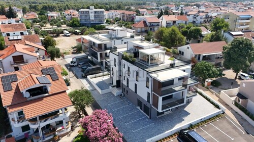 SRIMA - NOVOGRADNJA, 3.-SOB. STAN (S2) 108 m2+VRT, PRVI RED DO MORA
