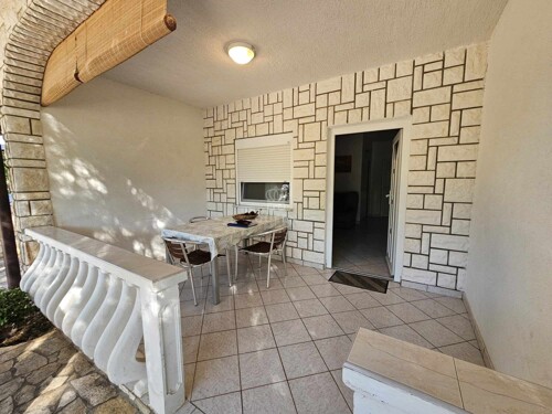 Apartman u nizu, etažiran, odmah useljiv-80m od mora !