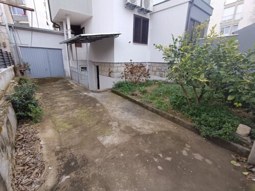 Top Lokacija 2-sobni stan 74m2 suteren+dvorište+garaža Bol Split (prodaja)