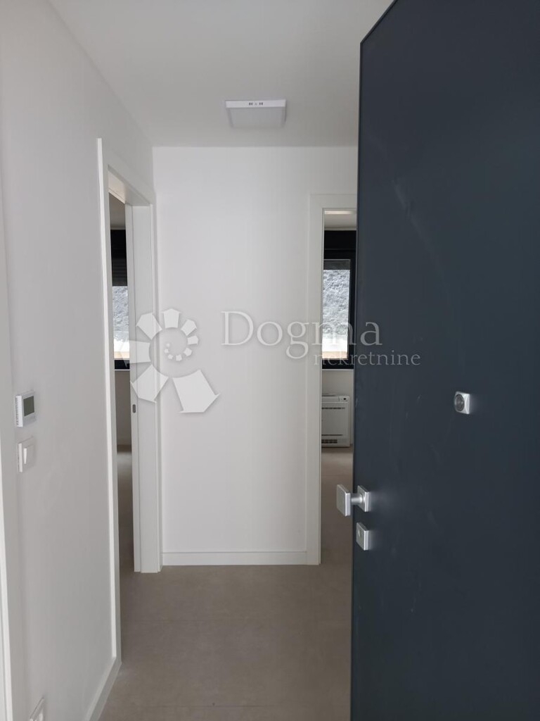 Image 6094411 - 7