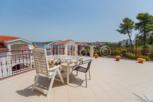 Čiovo, Okrug G.,obiteljska kuća s 4 apartmana, prodaja