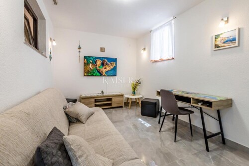 Malinska, Otok Krk- Apartman 40m2 s uređenom okućnicom