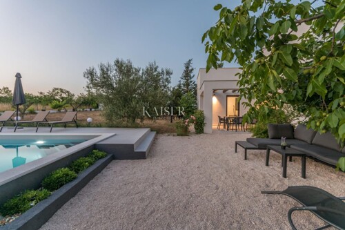 Zadar -luksuzna vila s bazenom u oazi zelenila