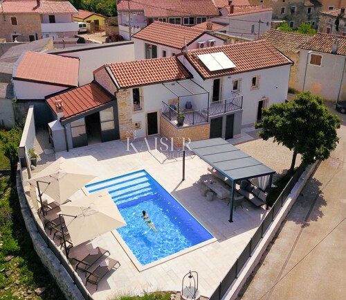 Istra, Sv.Lovreč kamena vila s bazenom