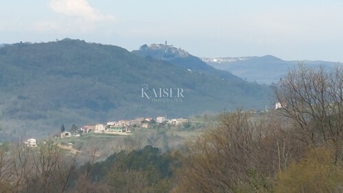 Istra, Motovun-građevinsko zemljište s pogledom na jezero Bu