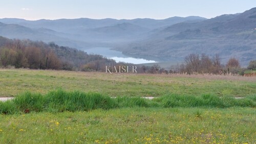 Istra, Motovun-građevinsko zemljište s pogledom na jezero Bu