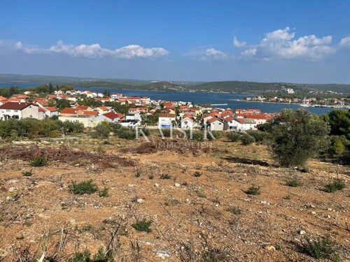 Šibenik- 7100 m2 građevinsko zemljište 200 m od mora