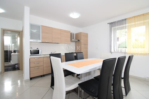 Vrbnik, otok Krk- apartman 93m2 s pogledom na more