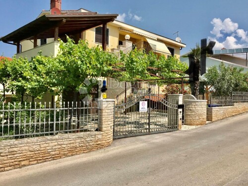 Kuća s prekrasnom okućnicom blizu mora
