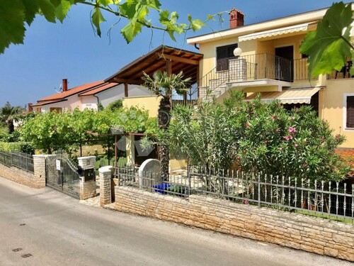 Kuća s prekrasnom okućnicom blizu mora