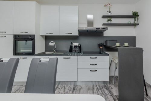 Trosoban apartman u prizemlju, NOVOGRADNJA,100m od mora