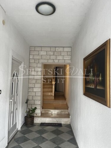 PRODAJA Kaštela novouređena kuća sa 6 soba 330m2, 200 m od mora