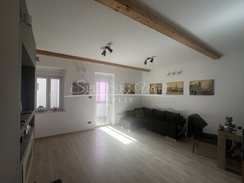 PRODAJA Kaštela novouređena kuća sa 6 soba 330m2, 200 m od mora