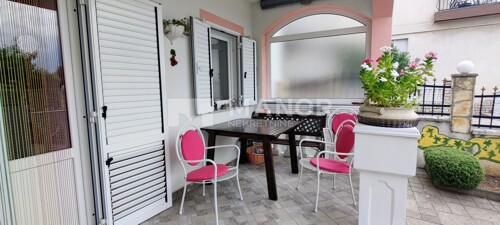 CRIKVENICA, JADRANOVO - Kuća u nizu u blizini mora s tri sta