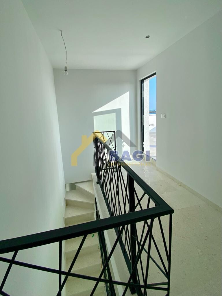 Image 6107460 - 7