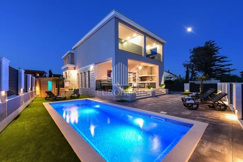 Zadar, Privlaka atraktivna villa prvi red do mora