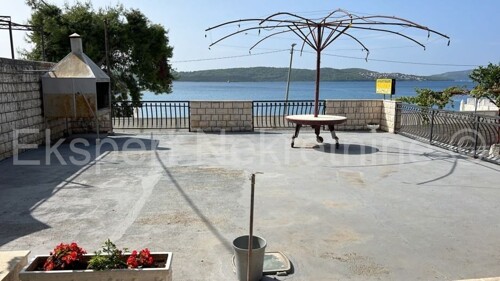 Trogir,Saldun,dvojna kuća 430m2,garaža,prvi red do mora, 20 m od plaže