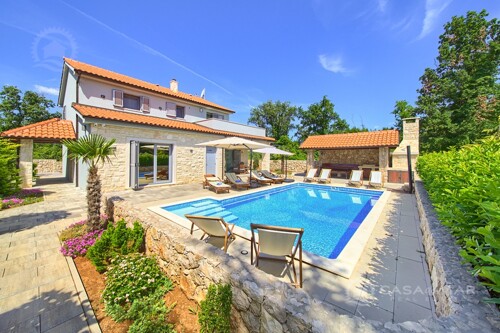 Samostojeća vila sa bazenom