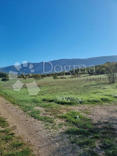 Teren s projektom za montažnu kuću i pogledom na Učku