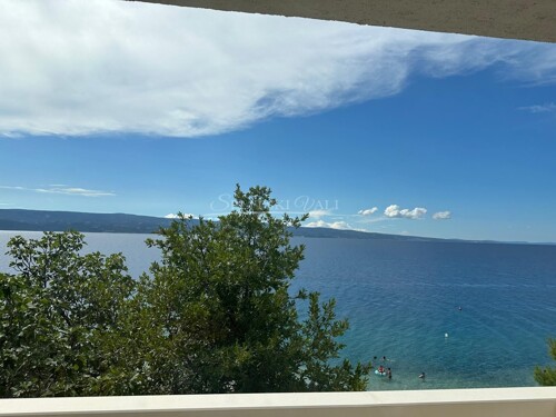 PRODAJA Omiš - kuća 180m2, prvi red uz more, mogućnost nadogradnje