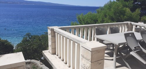 PRODAJA Omiš - kuća 180m2, prvi red uz more, mogućnost nadogradnje