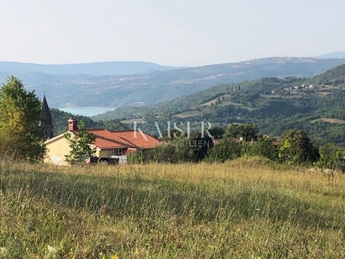 Istra, Pazin, građevinsko zemljište s pogledom na jezero But
