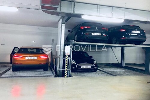 Istra, Pula, četverosoban stan 95 m2 za najam u samom centru grada s garažn...