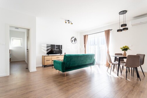 Kaštel Stari, moderno uređen i potpuno renoviran stan na mirnoj lokaciji