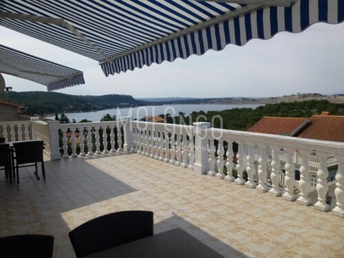 KRK OMIŠALJ villa s 8 apartmana, 150 m od mora