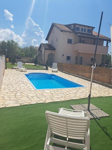 Kuća sa dvije stambene jedinice i bazenom, Peroj, Istra