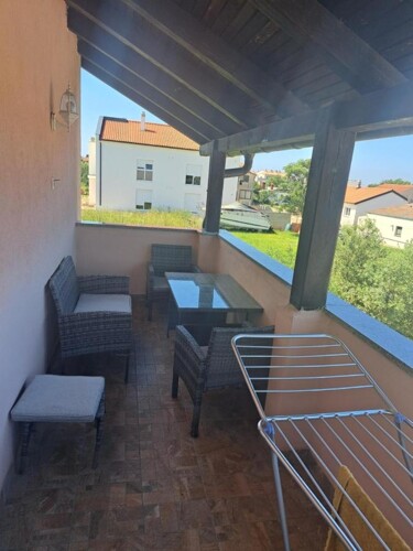 Kuća sa dvije stambene jedinice i bazenom, Peroj, Istra