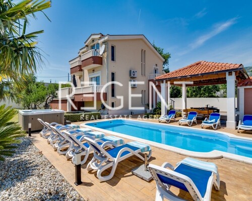 Split, Kaštela - Vila s bazenom i pogledom na more 333 m2