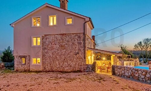 Vrbnik, okolica, rustikalna kamena kuća s bazenom na mirnoj