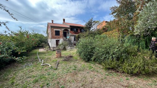 Samostojeća kuća u roh-bau fazi s useljivim stanom - Krnica