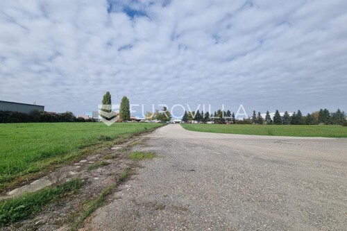 Osijek, Ind. zona (Čepinska), građevinsko zemljište površine 3000 m2 u po...
