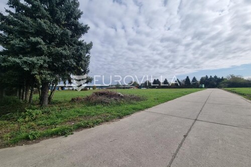 Osijek, Ind. zona (Čepinska), građevinsko zemljište površine 3000 m2 u po...