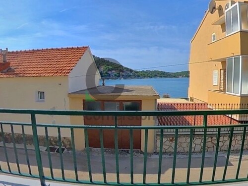 Tisno, drugi red od mora, uređena kuća s apartmanima