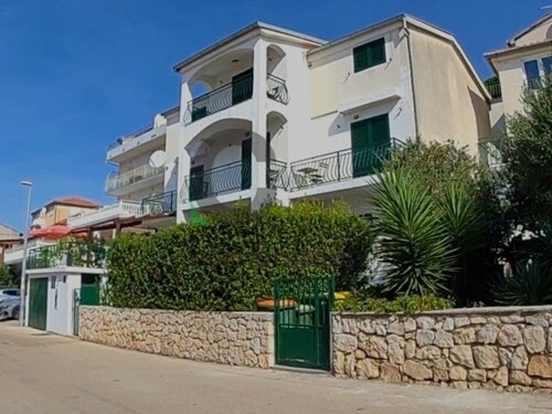 Tisno, drugi red od mora, uređena kuća s apartmanima