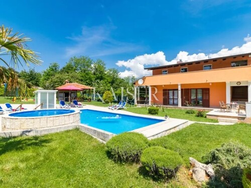 Istra - Motovun, kuća sa bazenom na 5560 m2 građevinske parc