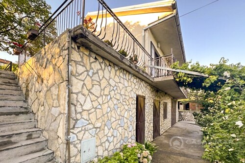 Kuća sa velikom okućnicom u zaleđu Novog Vinodolskog