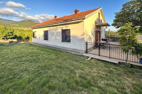 Kuća sa velikom okućnicom u zaleđu Novog Vinodolskog