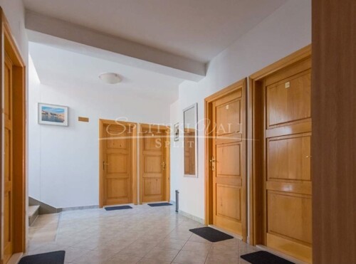 PRILIKA!! Prodaja Omiš - apartmanska kuća sa 25 soba, 950m2, restoran