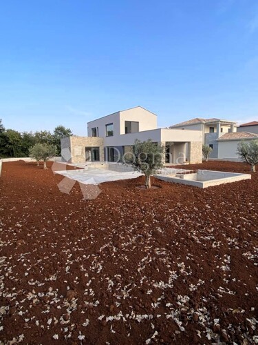 VILLA SA BAZENOM NA RUBU SELA, U IZGRADNJI