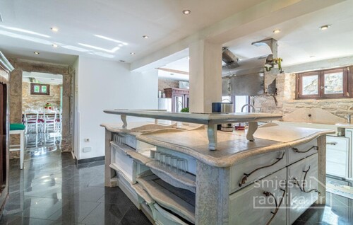 Thumbnail 6135916 - 3