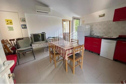 Velika kuća na otoku Pašman, Ždrelac, 160 m2, 3 apartmana