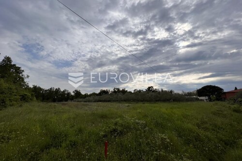 Istra, Juricani, građevinsko zemljište 860m2 u blizini Umaga
