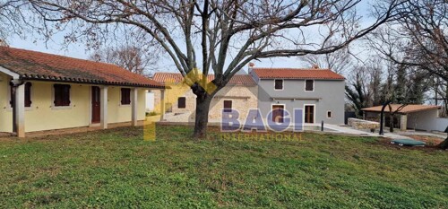 Dvije kuće sa velikom okućnicom i bazenom-blizina mora!