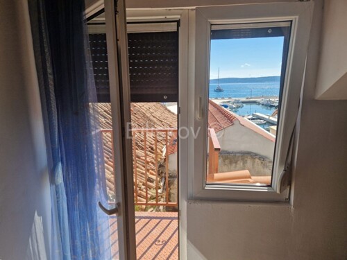 K.Stari,centar, kamena kuća cca. 70 m2, par koraka od mora