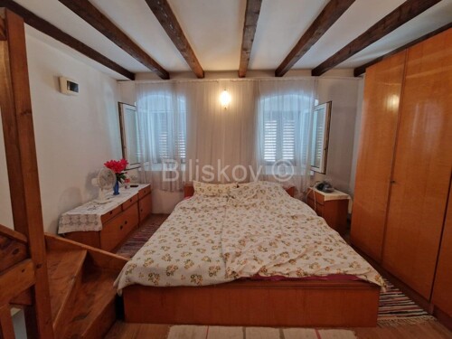 K.Stari,centar, kamena kuća cca. 70 m2, par koraka od mora