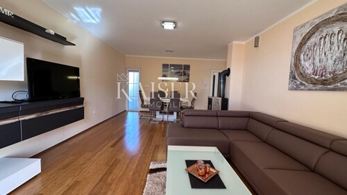 Crikvenica - stan u prizemlju s pogledom na more, 112 m2